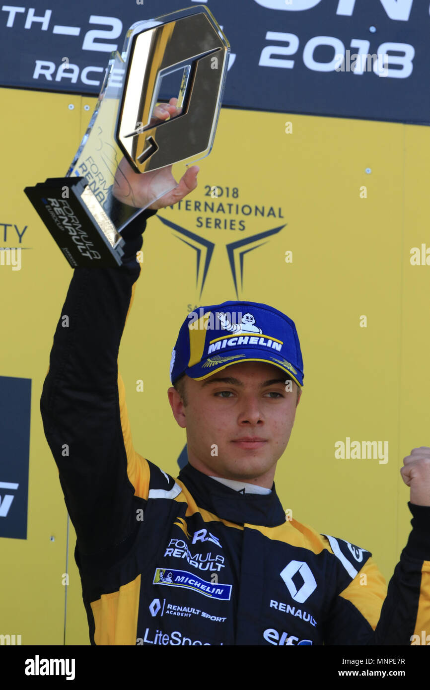 Silverstone, Regno Unito. 19 Maggio, 2018. Fewtrell max di R-ace GP sul podio dopo aver vinto Gara 1 di Formula Renault Eurocup 2.0 a Silverstone Credito: Parentesi Raval/Alamy Live News Foto Stock