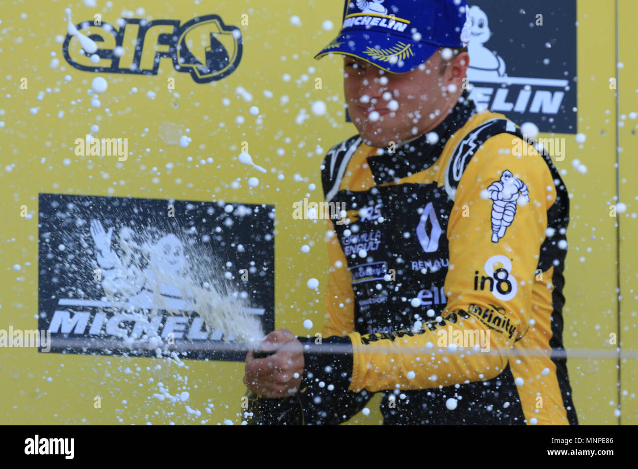 Silverstone, Regno Unito. 19 Maggio, 2018. Fewtrell max di R-ace GP sul podio dopo aver vinto Gara 1 di Formula Renault Eurocup 2.0 a Silverstone Credito: Parentesi Raval/Alamy Live News Foto Stock