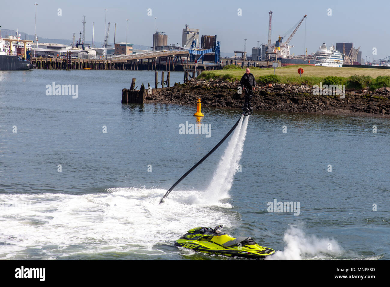 Queen's Quay, Irlanda del Nord.19 maggio 2018. Come parte del Belfast Maritime Festival vi è stata flyboard jet ski display. Foto: Sean Harkin/Alamy Live News sales@alamy.com Foto Stock