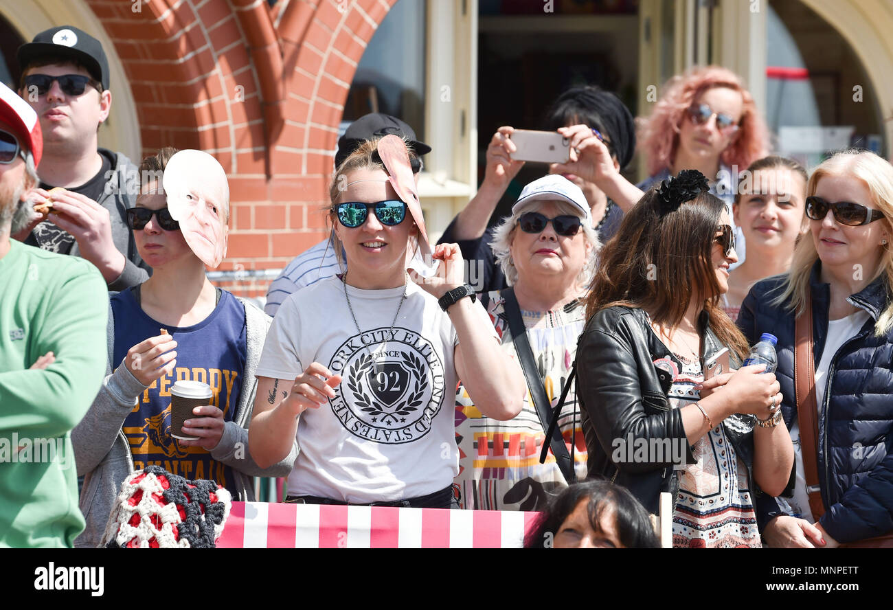 Brighton Regno Unito 19 maggio 2018 - Migliaia di guardare il Royal Wedding tra il principe Harry e Meghan Markle su uno schermo gigante eretto sul lungomare di Brighton dal Molo Ovest di credito oggi: Simon Dack/Alamy Live News Foto Stock
