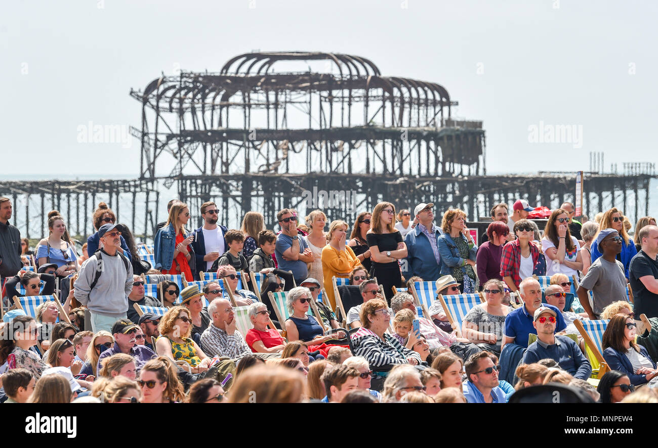 Brighton Regno Unito 19 maggio 2018 - Migliaia di guardare il Royal Wedding tra il principe Harry e Meghan Markle su uno schermo gigante eretto sul lungomare di Brighton dal Molo Ovest di credito oggi: Simon Dack/Alamy Live News Foto Stock