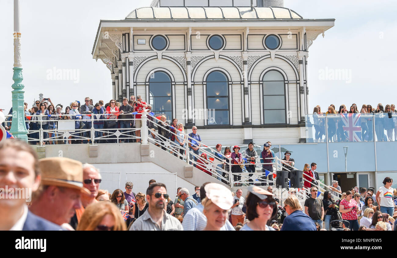Brighton Regno Unito 19 maggio 2018 - Migliaia di guardare il Royal Wedding tra il principe Harry e Meghan Markle su uno schermo gigante eretto sul lungomare di Brighton dal Molo Ovest di credito oggi: Simon Dack/Alamy Live News Foto Stock