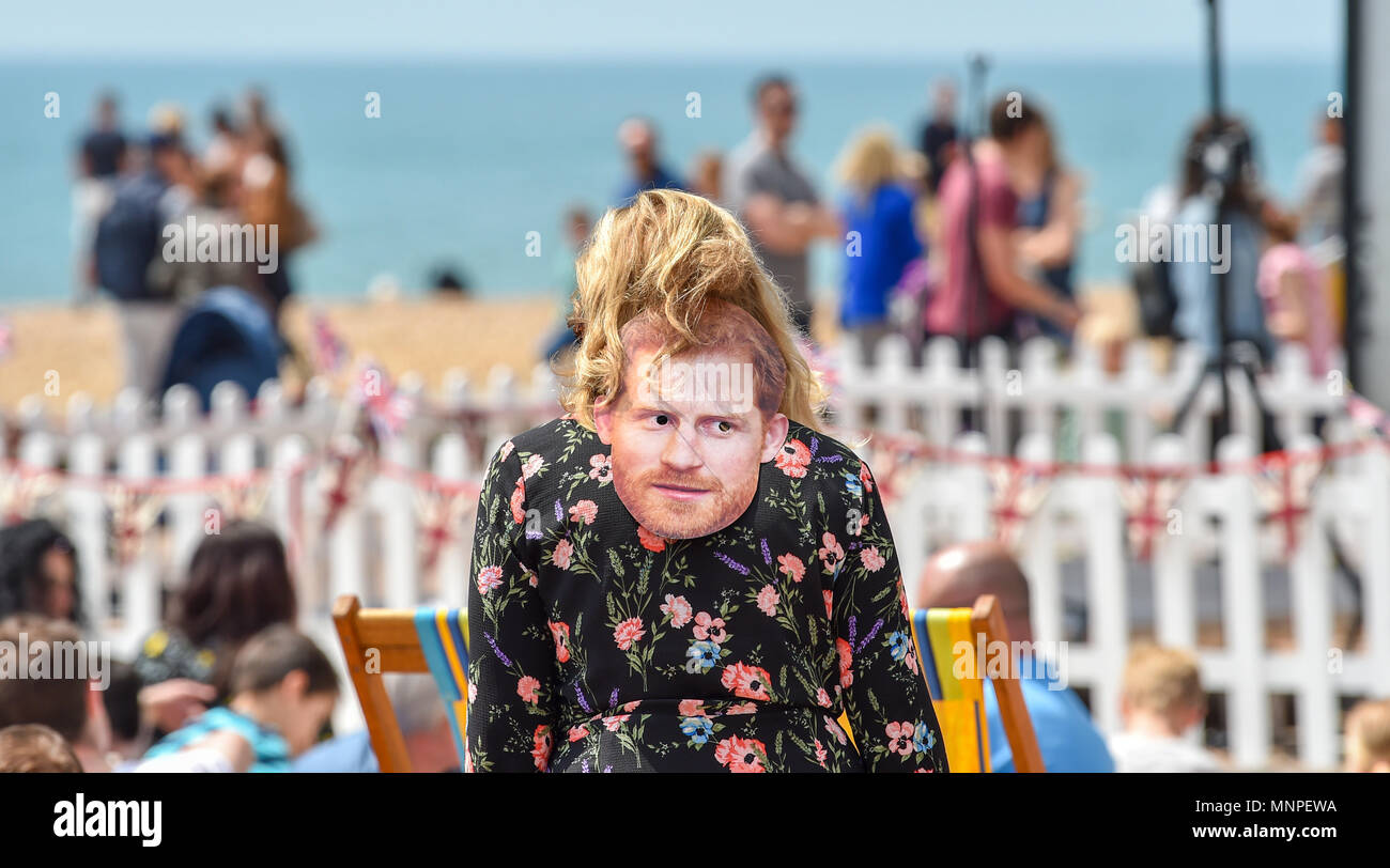 Brighton Regno Unito 19 maggio 2018 - Migliaia di guardare il Royal Wedding tra il principe Harry e Meghan Markle su uno schermo gigante eretto sul lungomare di Brighton dal Molo Ovest di credito oggi: Simon Dack/Alamy Live News Foto Stock