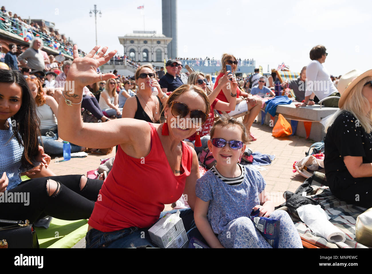 Brighton Regno Unito 19 maggio 2018 - Migliaia di guardare il Royal Wedding tra il principe Harry e Meghan Markle su uno schermo gigante eretto sul lungomare di Brighton dal Molo Ovest di credito oggi: Simon Dack/Alamy Live News Foto Stock