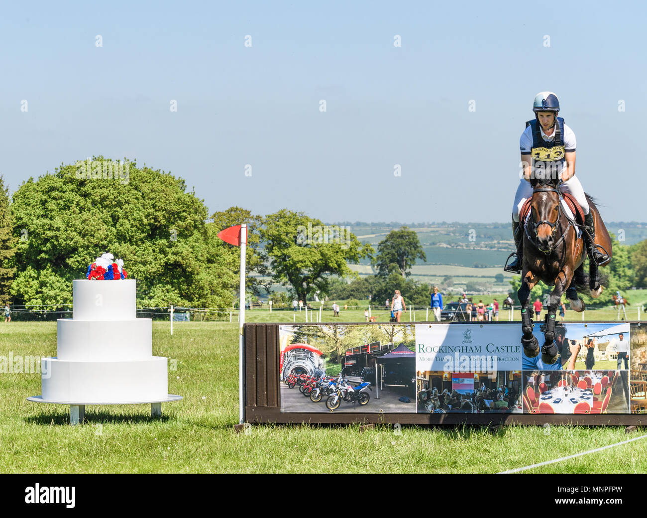 Corby, Regno Unito. Il 19 maggio 2018. Il cavallo Ete Rose e cavaliere Arthur Dufurt leap il "Royal Wedding recinto" (decorata per celebrare le nozze che giorno del principe Harry e Meghan Markle) nel cross country evento durante la International Horse Trials presso il parco del Castello di Rockingham, Corby, in Inghilterra il 19 maggio 2018. Credito: Michael Foley/Alamy Live News Foto Stock