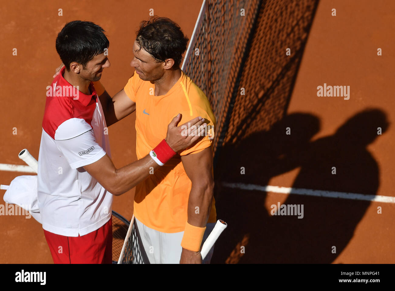 Roma, Italia. Il 19 maggio 2018. Novak Djokovic di Serbia e Rafael Nadal di Spagna alla fine della partita Roma 19-05-2018 Foro Italico, Tennis Internazionali di Tennis d'Italia . Semifinale Foto Andrea Staccioli Insidefoto / Credito: insidefoto srl/Alamy Live News Foto Stock