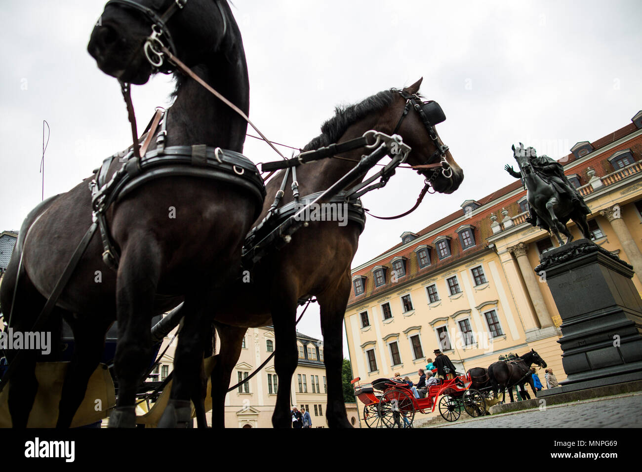 19 maggio 2018, Germania, Weimar: una carrozza si erge di fronte alla Carl Agosto memorial presso l'Università di Musica Franz Liszt Weimar. La città di Weimar ha registrato un crescente numero di turisti nel corso degli ultimi anni. Foto: Carsten Koall/dpa-Zentralbild/dpa Foto Stock