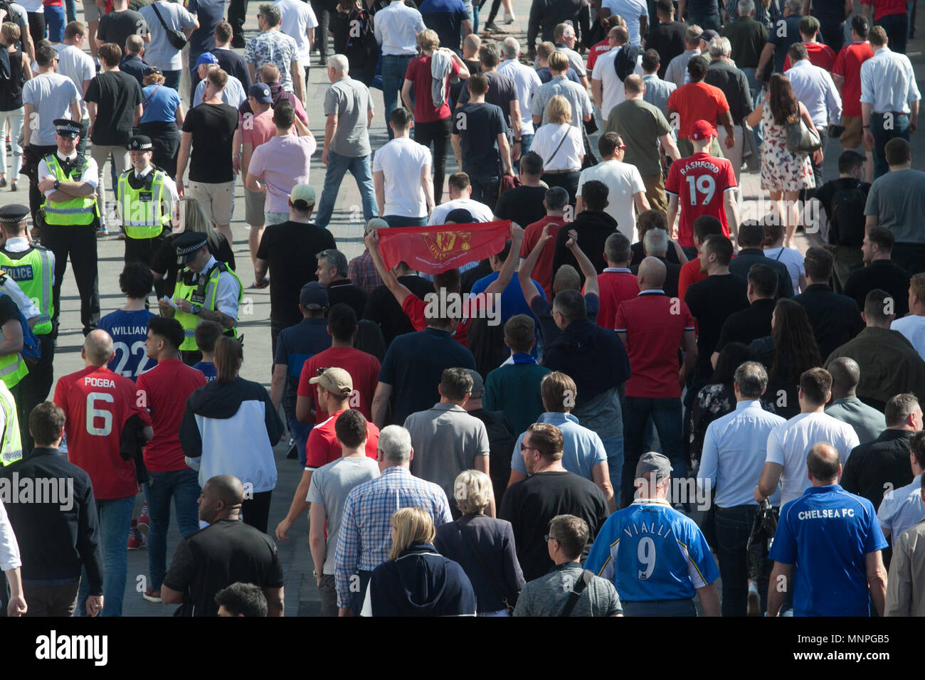 Wembley, Middlesex, Regno Unito. Il 19 maggio 2018. Migliaia di Chelsea e Manchester United Football Fans riempire Wembley modo sotto il sole per la finale di FA Cup vetrina allo Stadio di Wembley Foto Stock