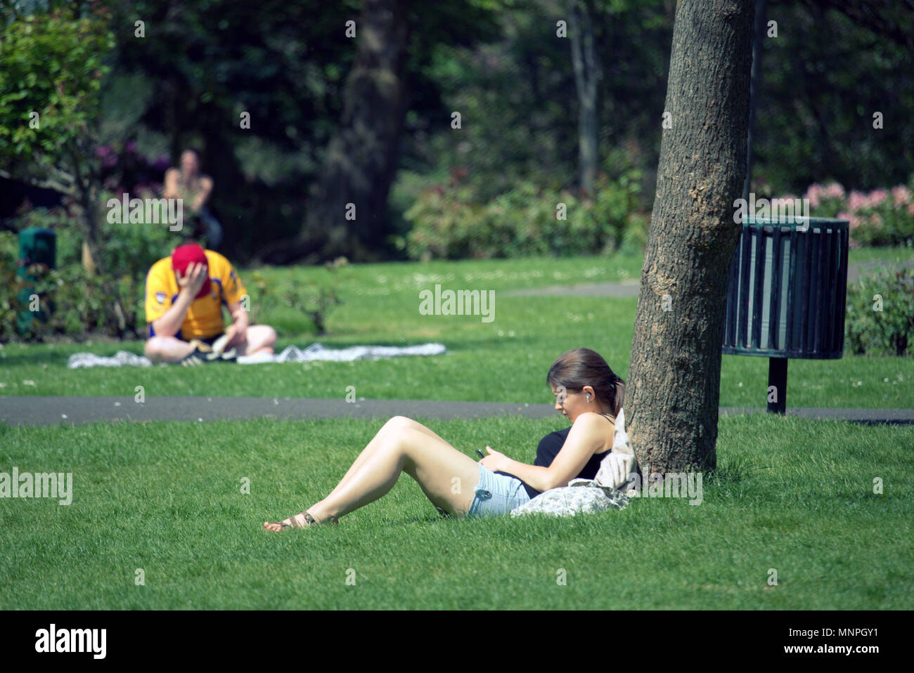 Glasgow, Scotland, Regno Unito 19 maggio.UK Meteo: tempo soleggiato sopra la città ha portato la gente del posto e i turisti nelle strade per rubinetti aff meteo. Come il Royal Wedding è stato ignorato dai primi i festaioli che ha colpito il sole in Kelvingrove Park. Gerard Ferry/Alamy news Foto Stock