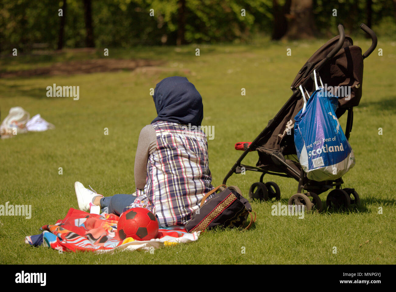 Glasgow, Scotland, Regno Unito 19 maggio.UK Meteo: tempo soleggiato sopra la città ha portato la gente del posto e i turisti nelle strade per rubinetti aff meteo. Come il Royal Wedding è stato ignorato dai primi i festaioli che ha colpito il sole in Kelvingrove Park. Gerard Ferry/Alamy news Foto Stock