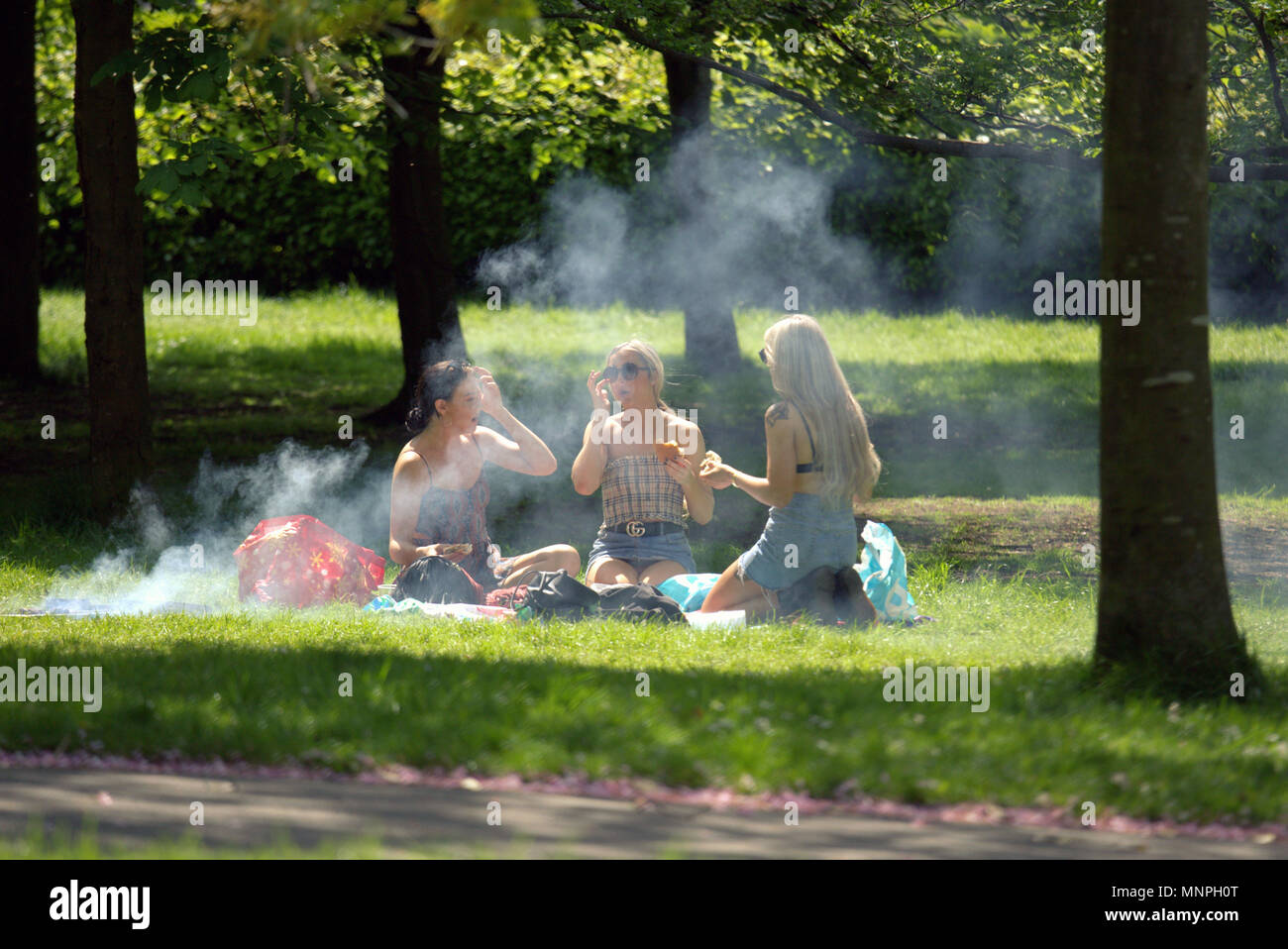 Glasgow, Scotland, Regno Unito 19 maggio.UK Meteo: tempo soleggiato sopra la città ha portato la gente del posto e i turisti nelle strade per rubinetti aff meteo. Come il Royal Wedding è stato ignorato dai primi i festaioli che ha colpito il sole in Kelvingrove Park. Gerard Ferry/Alamy news Foto Stock