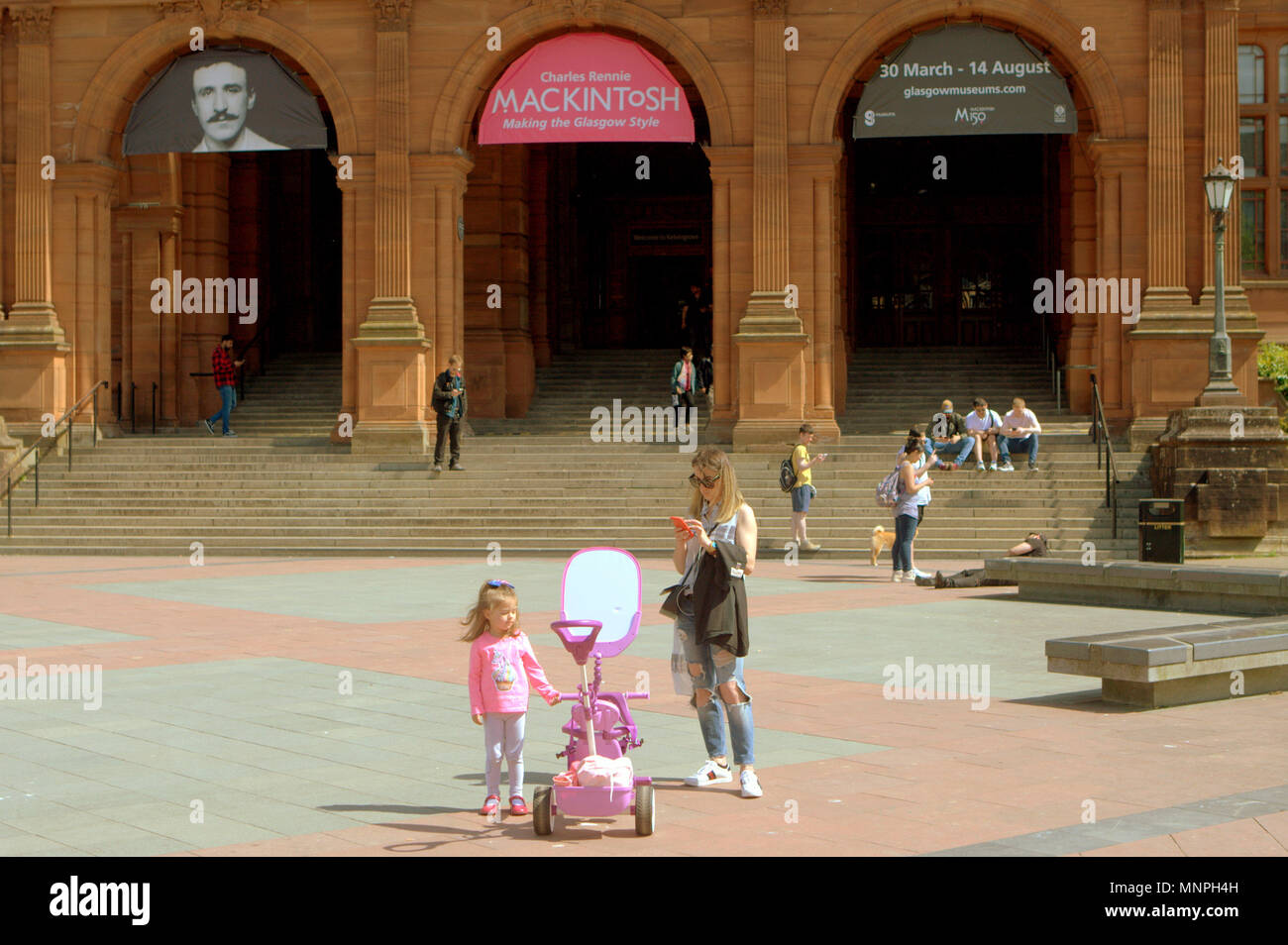 Glasgow, Scotland, Regno Unito 19 maggio.UK Meteo: tempo soleggiato sopra la città ha portato la gente del posto e i turisti nelle strade per rubinetti aff meteo. Come il Royal Wedding è stato ignorato dai primi i festaioli che ha colpito il sole in Kelvingrove Park. Gerard Ferry/Alamy news Foto Stock