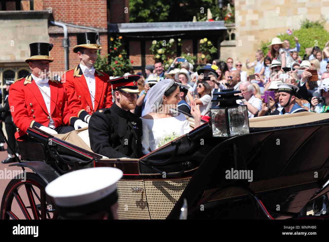 Windsor, Gran Bretagna. 19 Maggio, 2018. Il Regno Unito è il principe Harry e attrice americana Meghan Markle salutare la folla dopo la loro cerimonia di nozze in Castello di Windsor, Windsor, la Gran Bretagna, il 19 maggio 2018. Il Regno Unito è il principe Harry e attrice americana Meghan Markle ha legato il nodo sabato presso la Cappella di San Giorgio. in Windsor. Credito: Piscina/Hugo Philpott/UPI/Xinhua/Alamy Live News Foto Stock