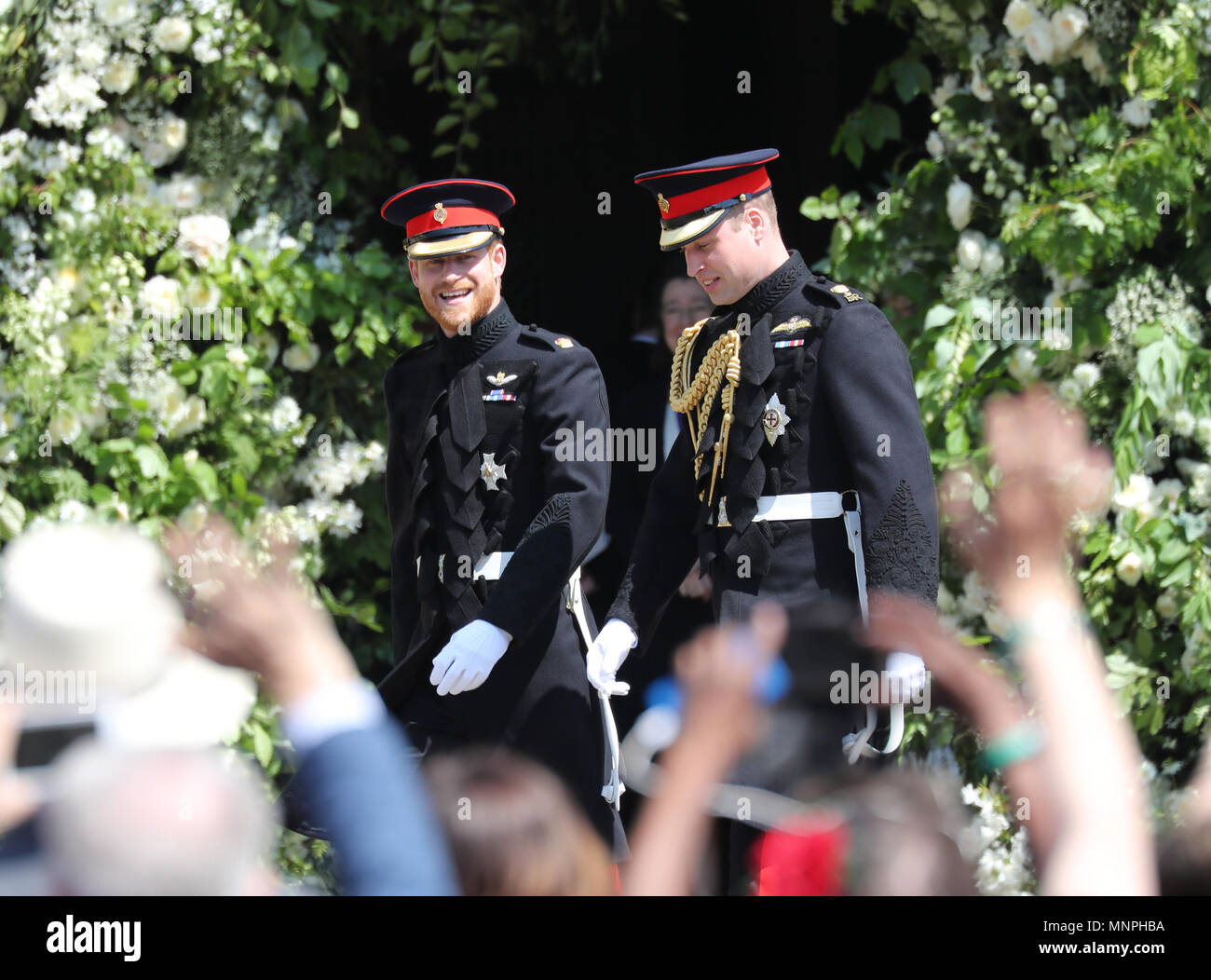 Windsor, Gran Bretagna. 19 Maggio, 2018. Il Regno Unito è il principe Harry (L) e il principe William arrivano nel Castello di Windsor per il royal wedding del principe Harry e la sua sposa Meghan Markle in Windsor, Gran Bretagna, il 19 maggio 2018. Il Regno Unito è il principe Harry e attrice americana Meghan Markle ha legato il nodo sabato presso la Cappella di San Giorgio. in Windsor. Credito: Piscina/Hugo Philpott/UPI/Xinhua/Alamy Live News Foto Stock