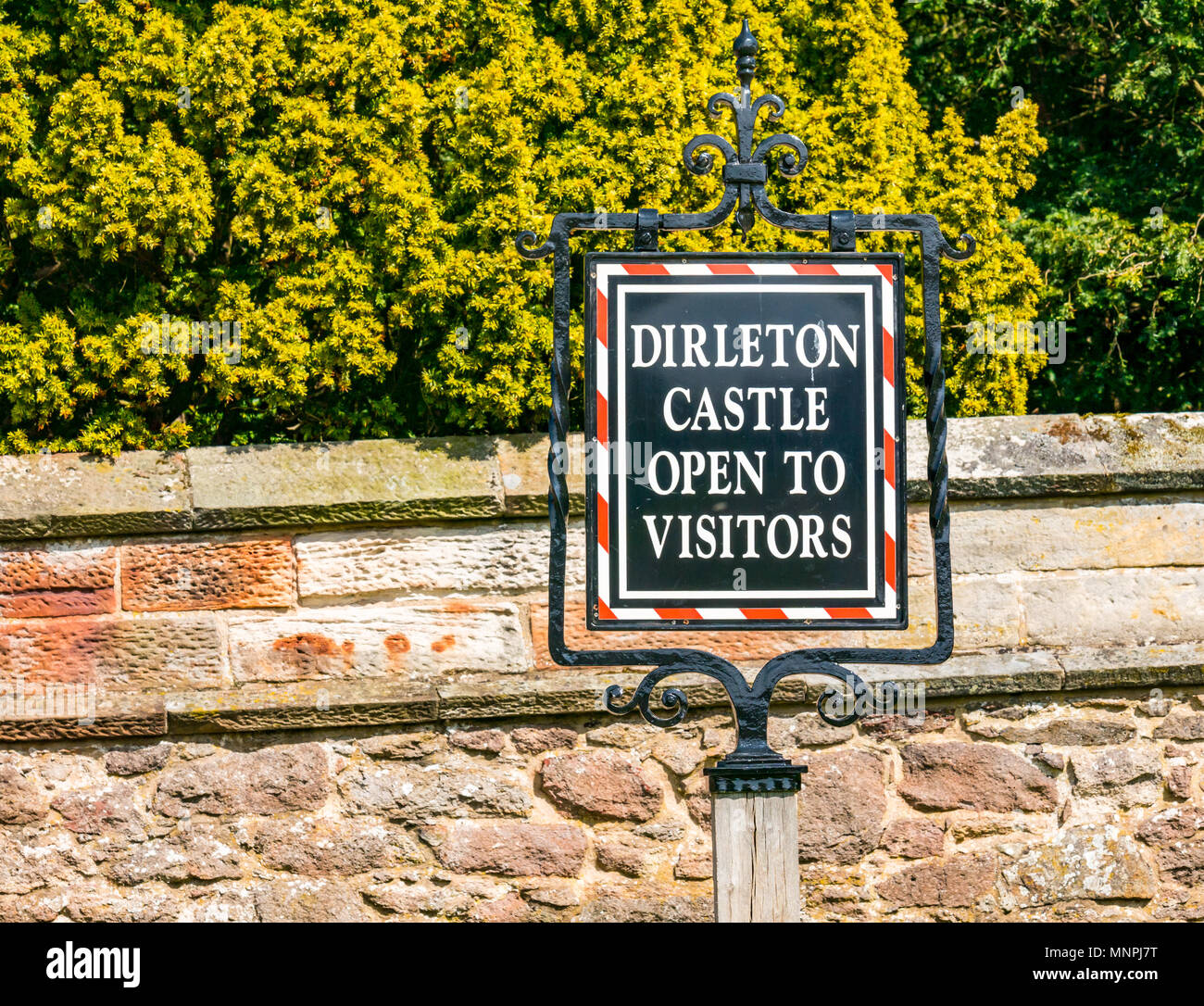 Dirleton Castle, Dirleton, East Lothian, Scozia, Regno Unito, 19 maggio 2018. Il cartello del Castello, aperto ai visitatori Foto Stock