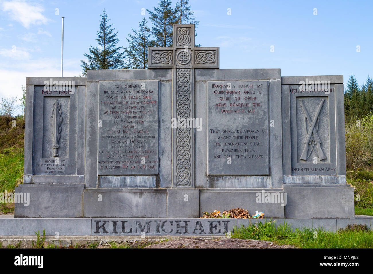 Una lapide commemorativa nei pressi del villaggio di kilmichael, Irlanda dove l'esercito repubblicano irlandese o IRA hanno teso una imboscata del Royal Irish constabulary nel 1920. Foto Stock