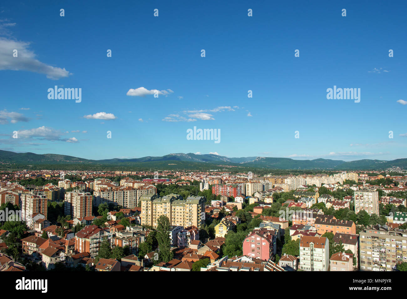 Nis, Serbia - Maggio 16, 2018 paesaggi con paesaggio urbano e il paesaggio della città di Nis. Edifici e il cielo blu con nuvole in città di Nis, Serbia Foto Stock