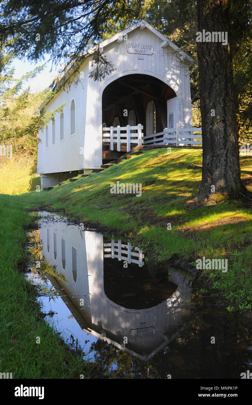 Il Ritner Creek ponte coperto si è riflessa in una vicina piscina di acqua piovana. Foto Stock