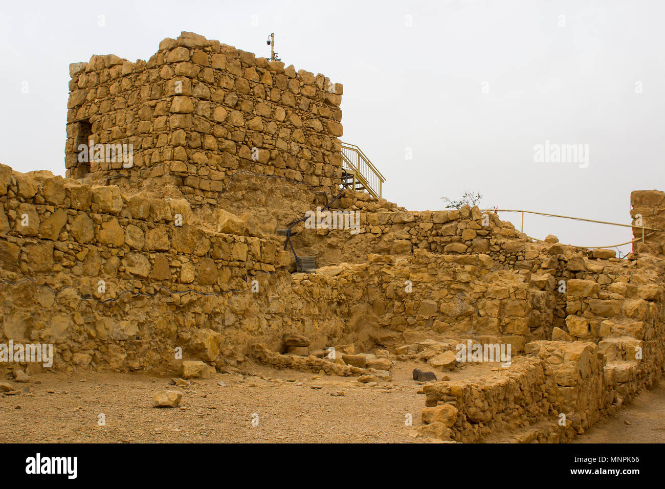 Alcuni ricostruiti i ruderi di antiche Jewish clifftop fortezza di Masada in Israele sud. Questa è stata la scena di una storica suicidio di massa. Foto Stock