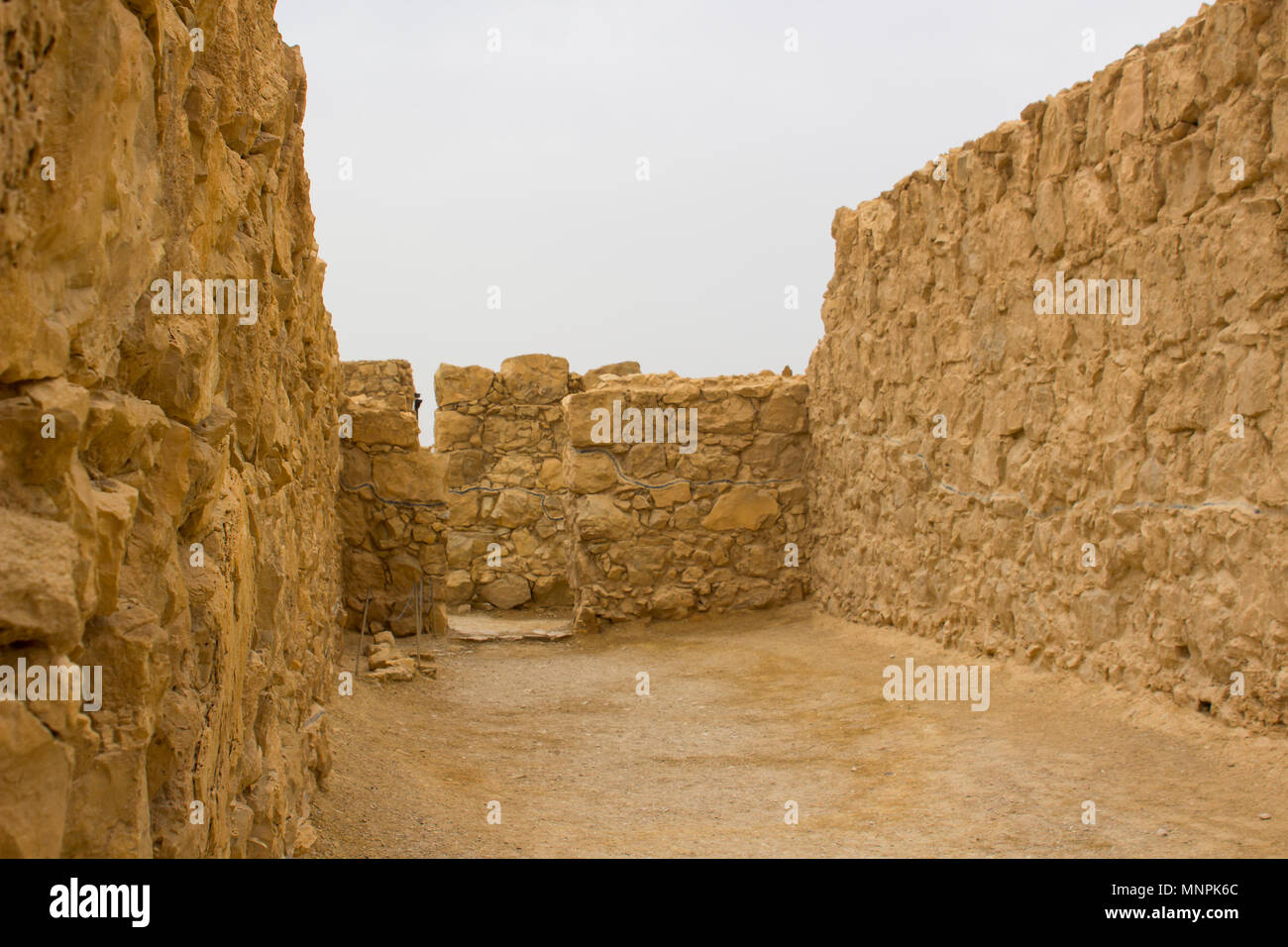 Alcuni ricostruiti i ruderi di antiche Jewish clifftop fortezza di Masada in Israele sud. Questa è stata la scena di una storica suicidio di massa. Foto Stock