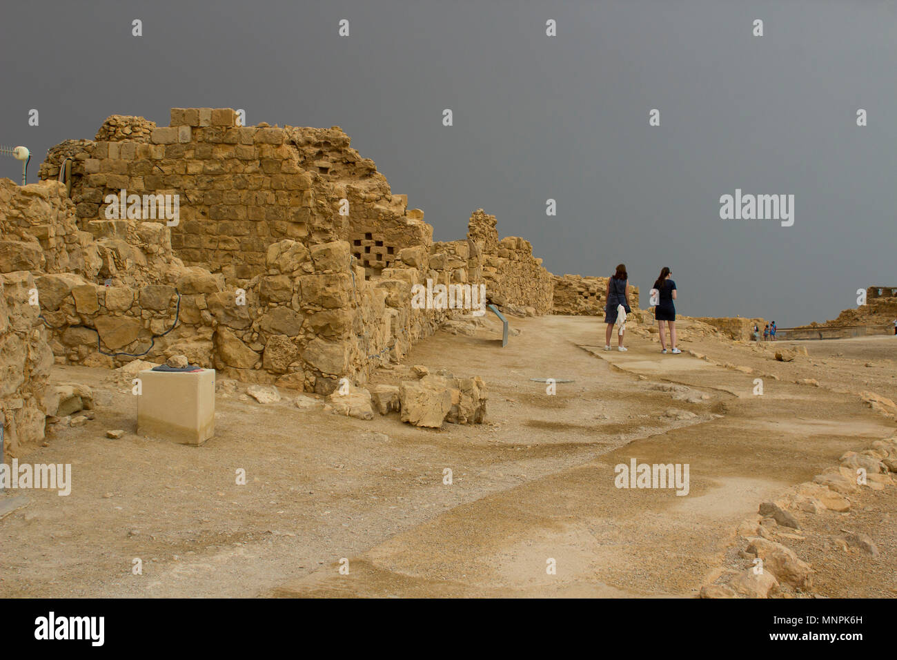 Alcuni ricostruiti i ruderi di antiche Jewish clifftop fortezza di Masada in Israele sud. Questa è stata la scena di una storica suicidio di massa. Foto Stock
