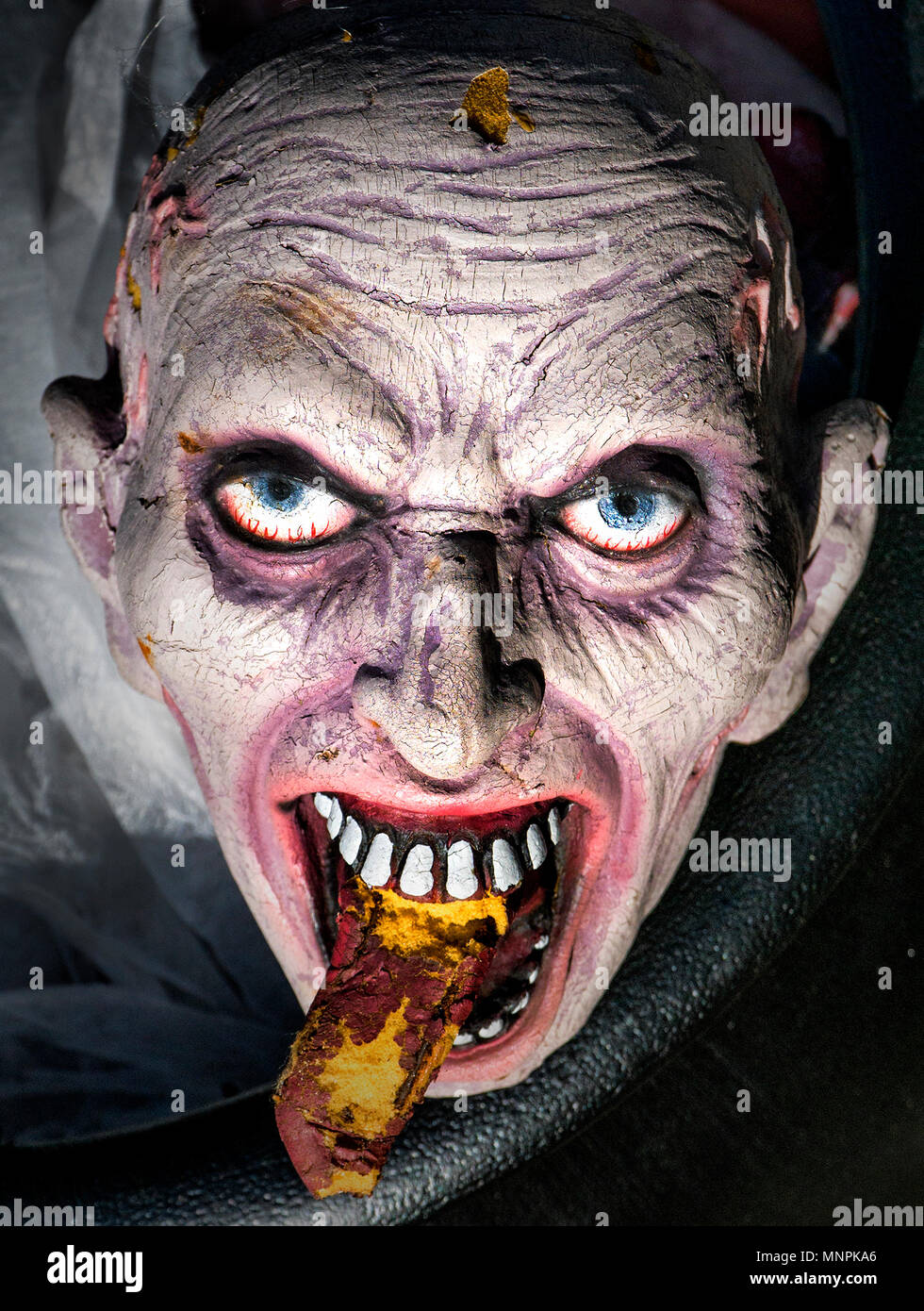 Faccia di Halloween in un paiolo di rame Foto Stock