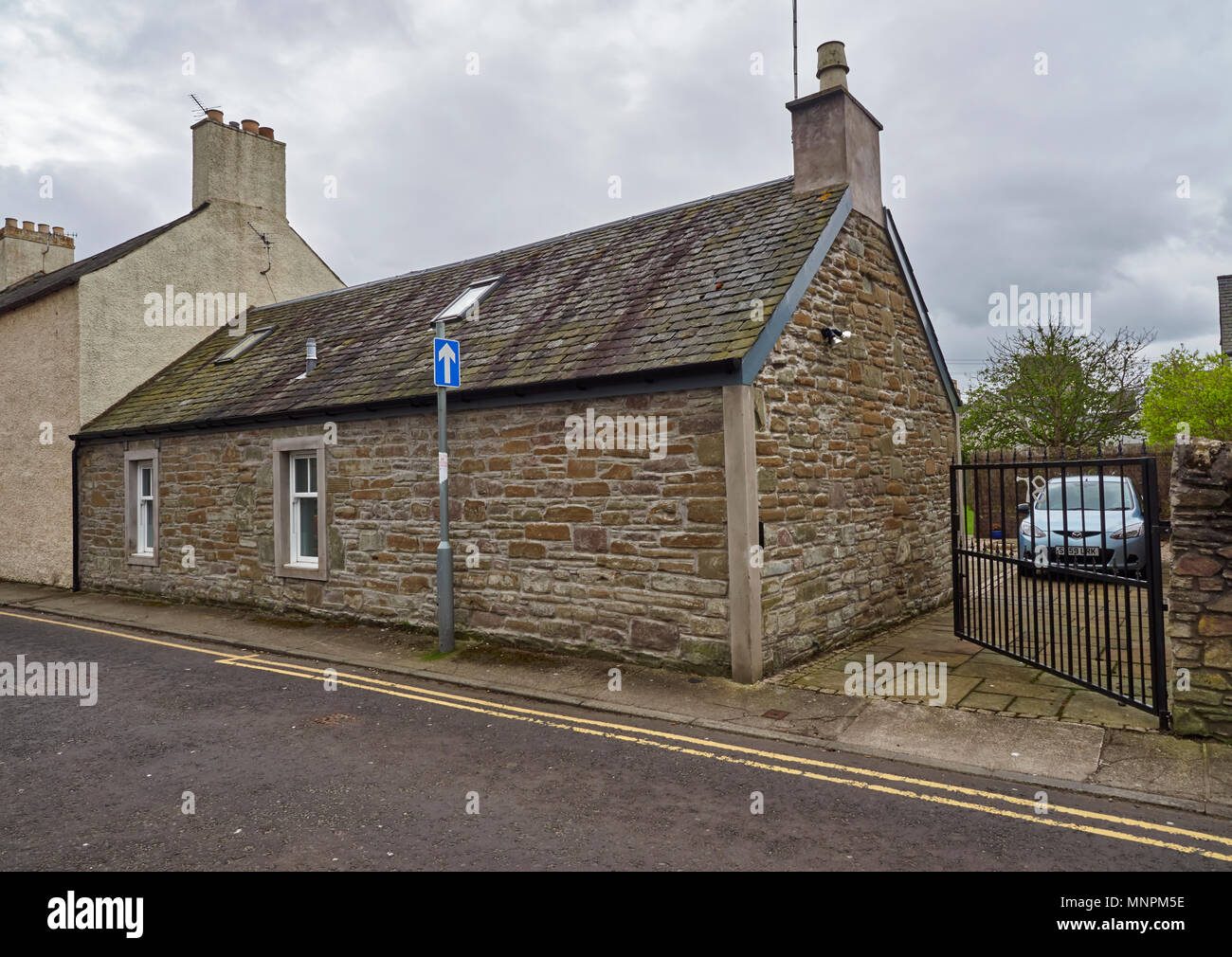 Una ben restaurata costruita in pietra, Scozzesi tradizionali bungalow a schiera in Long Lane in Broughty Ferry, Dundee, Angus, Scozia. Foto Stock