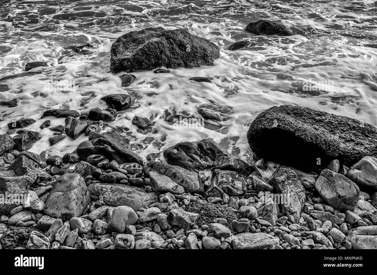 Rocce in riva al mare a Goa Foto Stock
