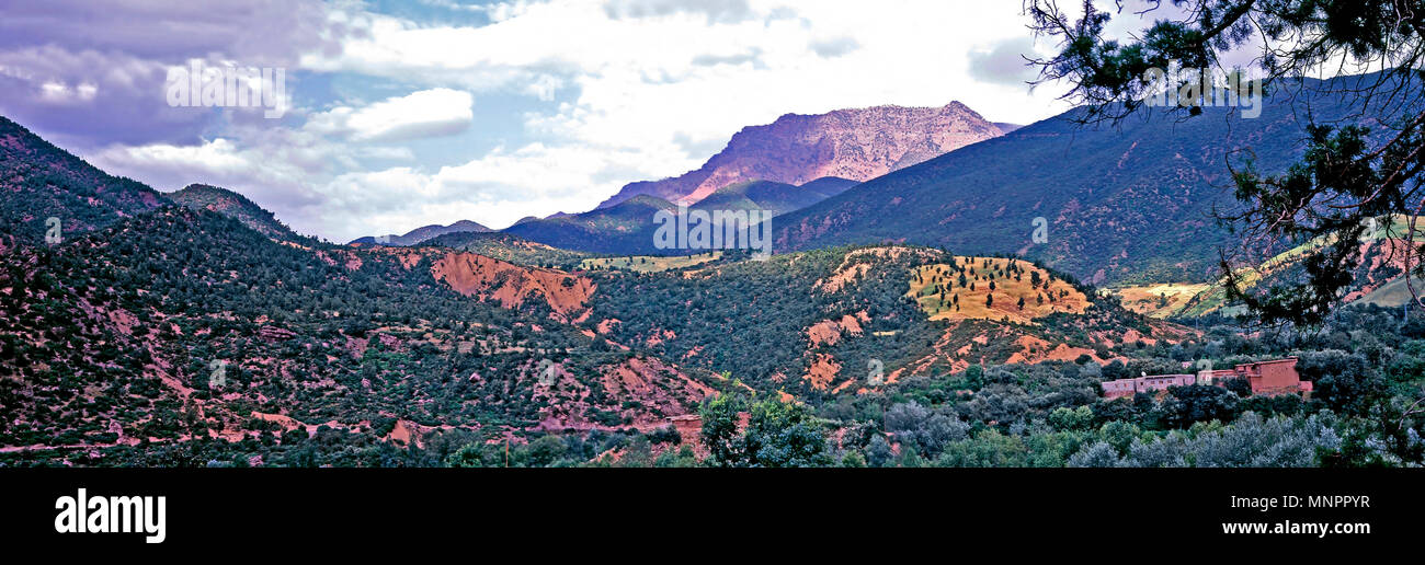 Una vista panoramica del paesaggio e di un villaggio in cerca dell'Atlante della navigazione da Marrakech in Marocco Foto Stock