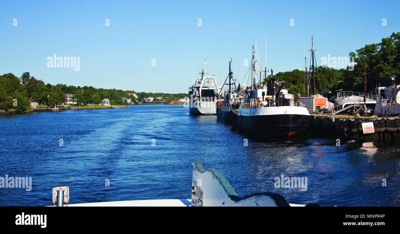 Linea di navi il lato di un canale stretto nell'oceano Atlantico Foto Stock