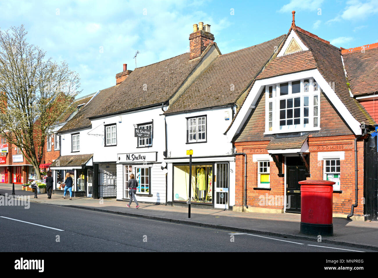 Billericay shopping high street con piccole retail business negozio finestra anteriore display & historic gable end sala lettura facciata del 1886 Essex England Regno Unito Foto Stock