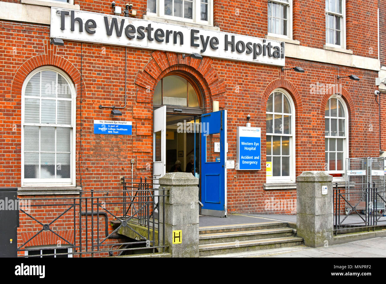 NHS A&E Western Eye Hospital & incidente & dipartimento di emergenza del sistema di triage Iposti letto due oftalmica teatri operativi West London Inghilterra England Regno Unito Foto Stock