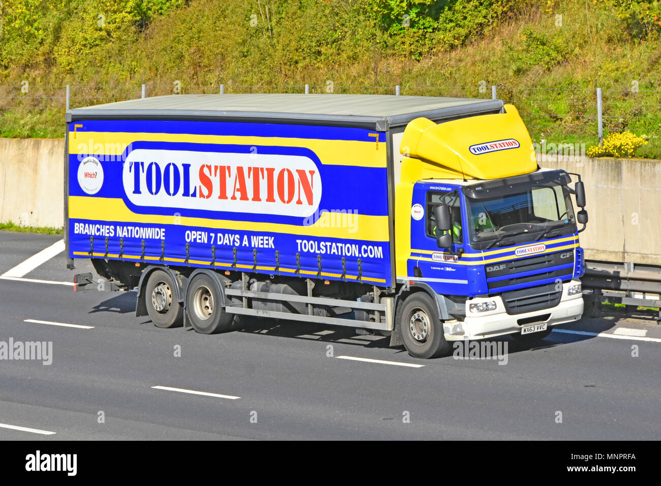 Travis perkins controllata Toolstation autocarro autocarro supply chain consegna ai negozi di vendita al dettaglio la vendita di strumenti e prodotti hardware per la guida su autostrada M25, Regno Unito Foto Stock