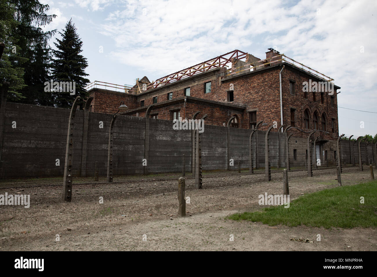 Filo spinato al campo di concentramento nazista di Auschwitz Foto Stock