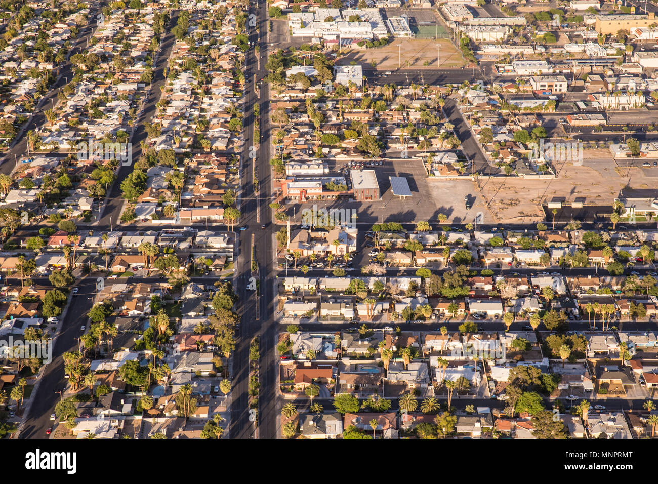 Vista aerea di fronte urbano comunità suburbane visto da Las Vegas Nevada con strade, i tetti e case Foto Stock