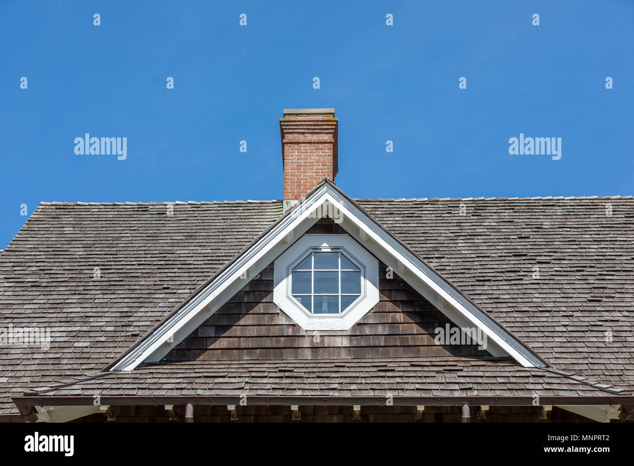 Dormer su un tetto dell'anca con finestra octangle Foto Stock