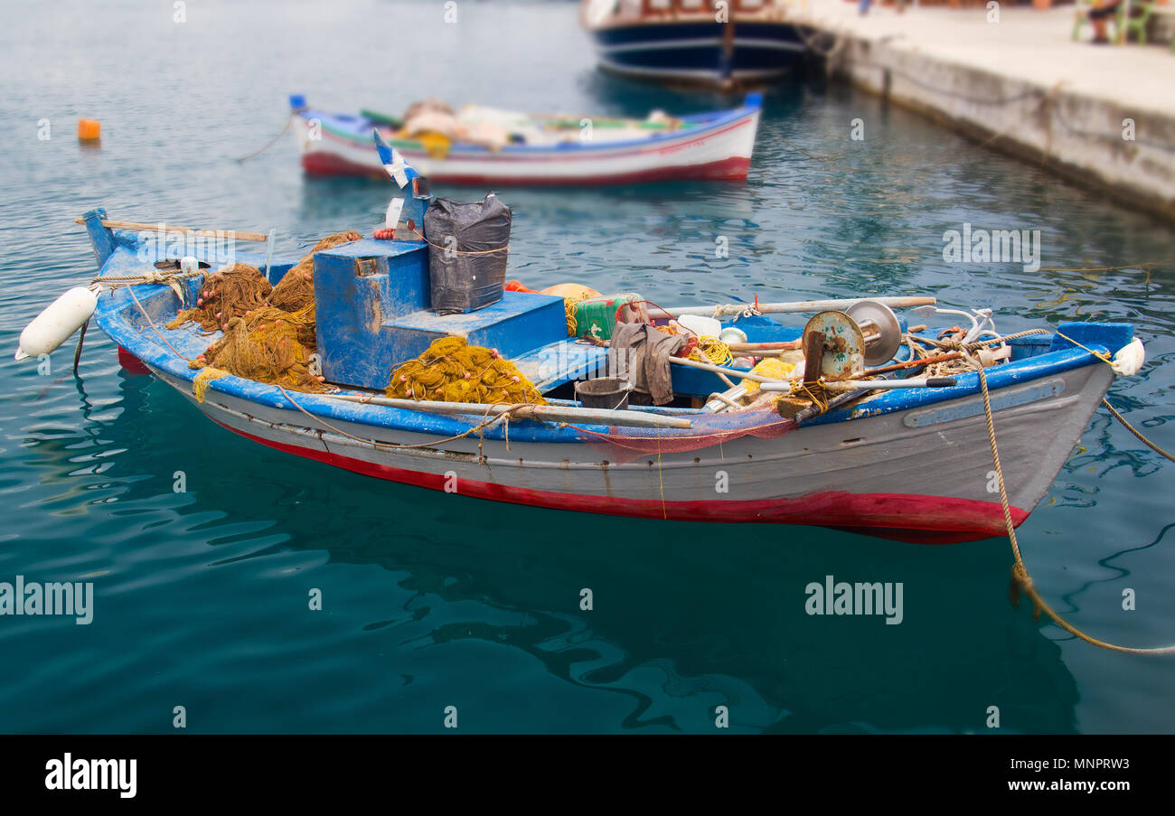 Piccola barca da pesca nel porto di Fiskardo sull'isola del mar Ionio Cefalonia in Grecia Foto Stock