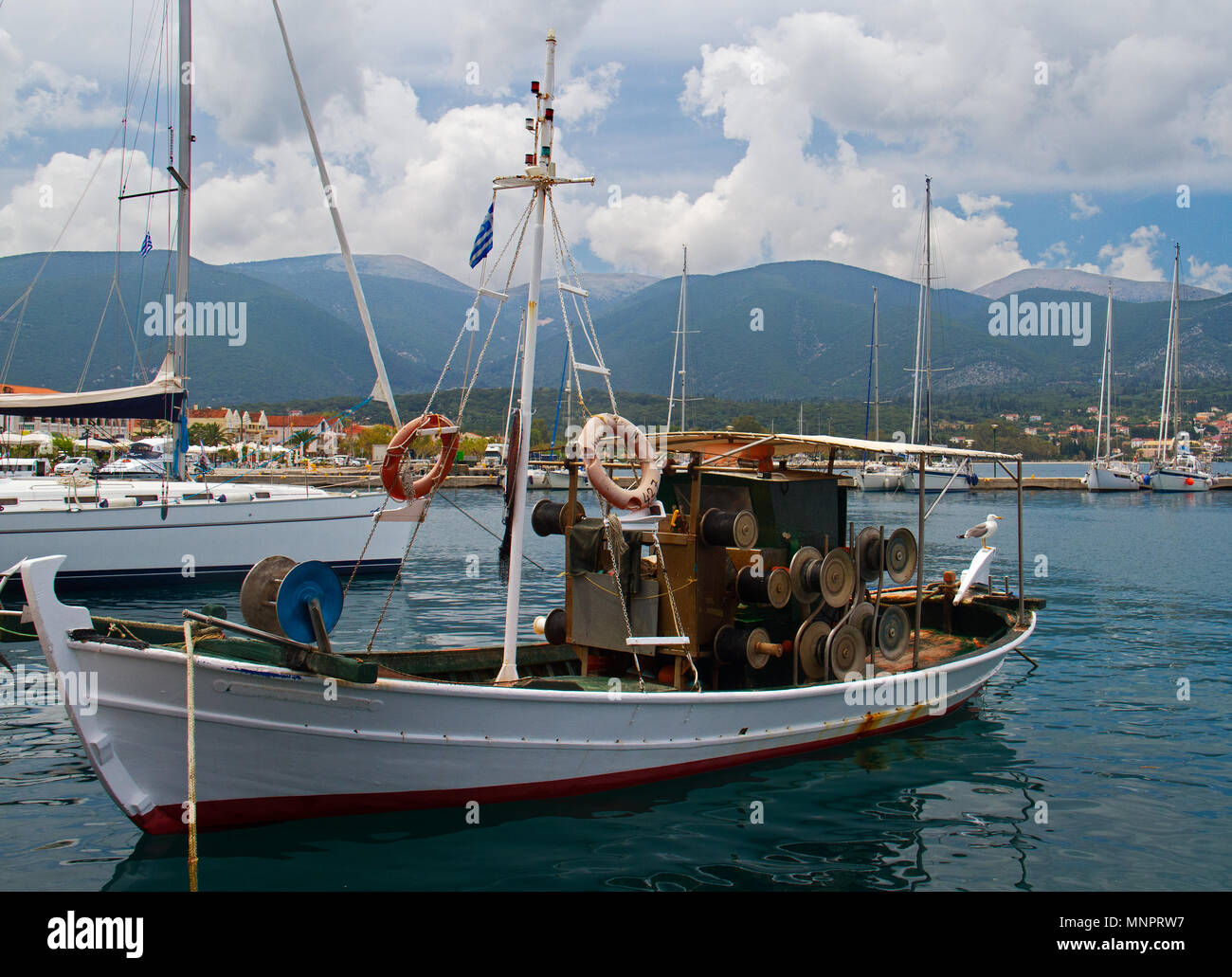 Piccola barca da pesca nel porto di Fiskardo sull'isola del mar Ionio Cefalonia in Grecia Foto Stock