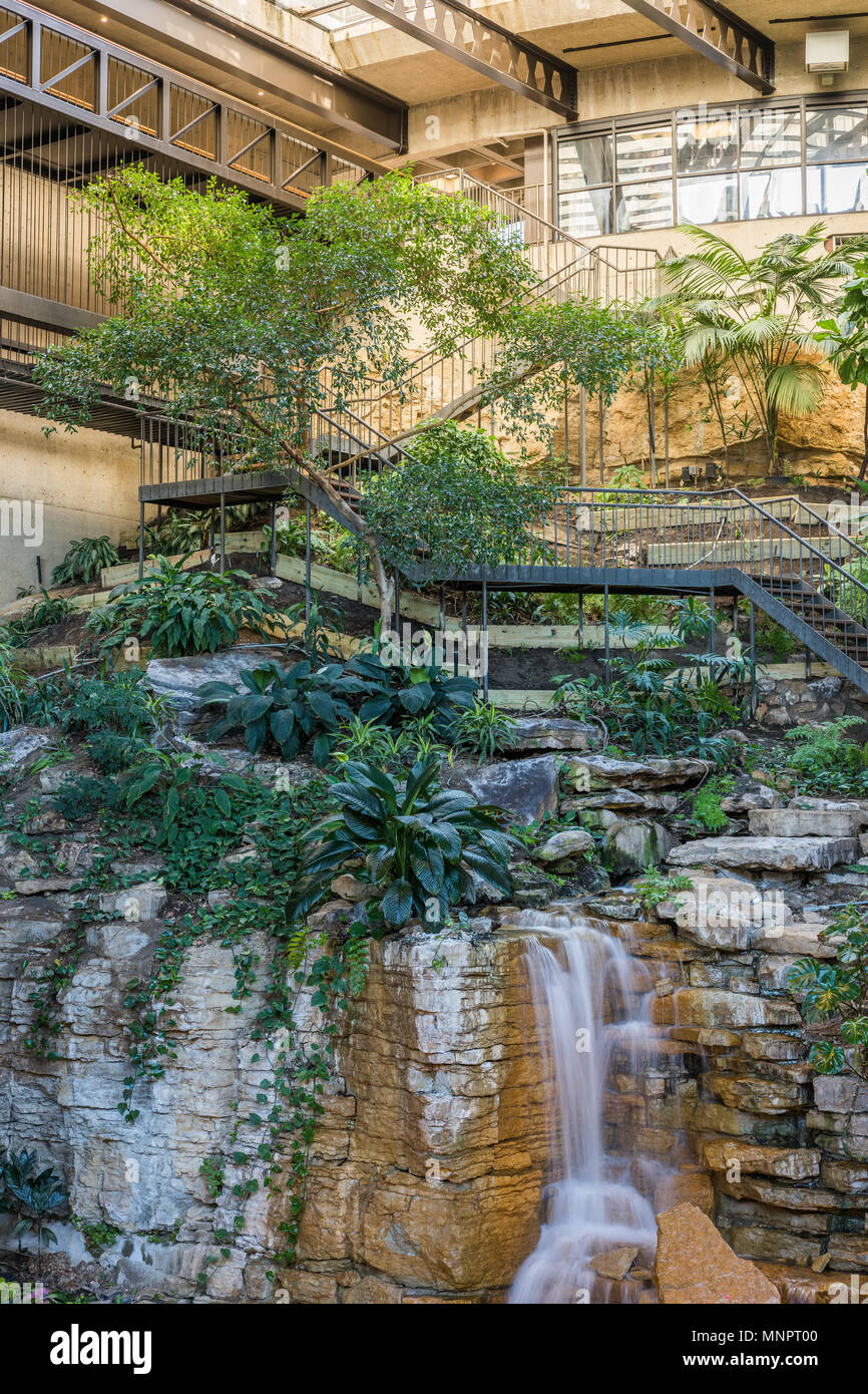 Interni paesaggistici del Westin Kansas City al Crown Center -- progettato da Harry Weese. Foto Stock