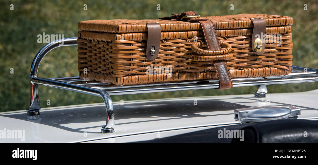 In vimini Cesto picnic su un auto classica Foto Stock