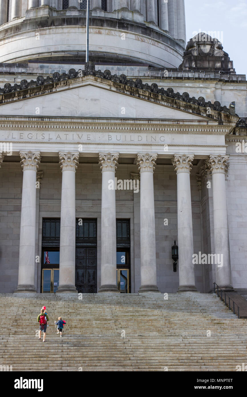 Olympia, Washington / STATI UNITI D'America - 5 Maggio 2018: un padre e i suoi figli a piedi su per i gradini del Washington State Capitol Building palloncini portante su un b Foto Stock