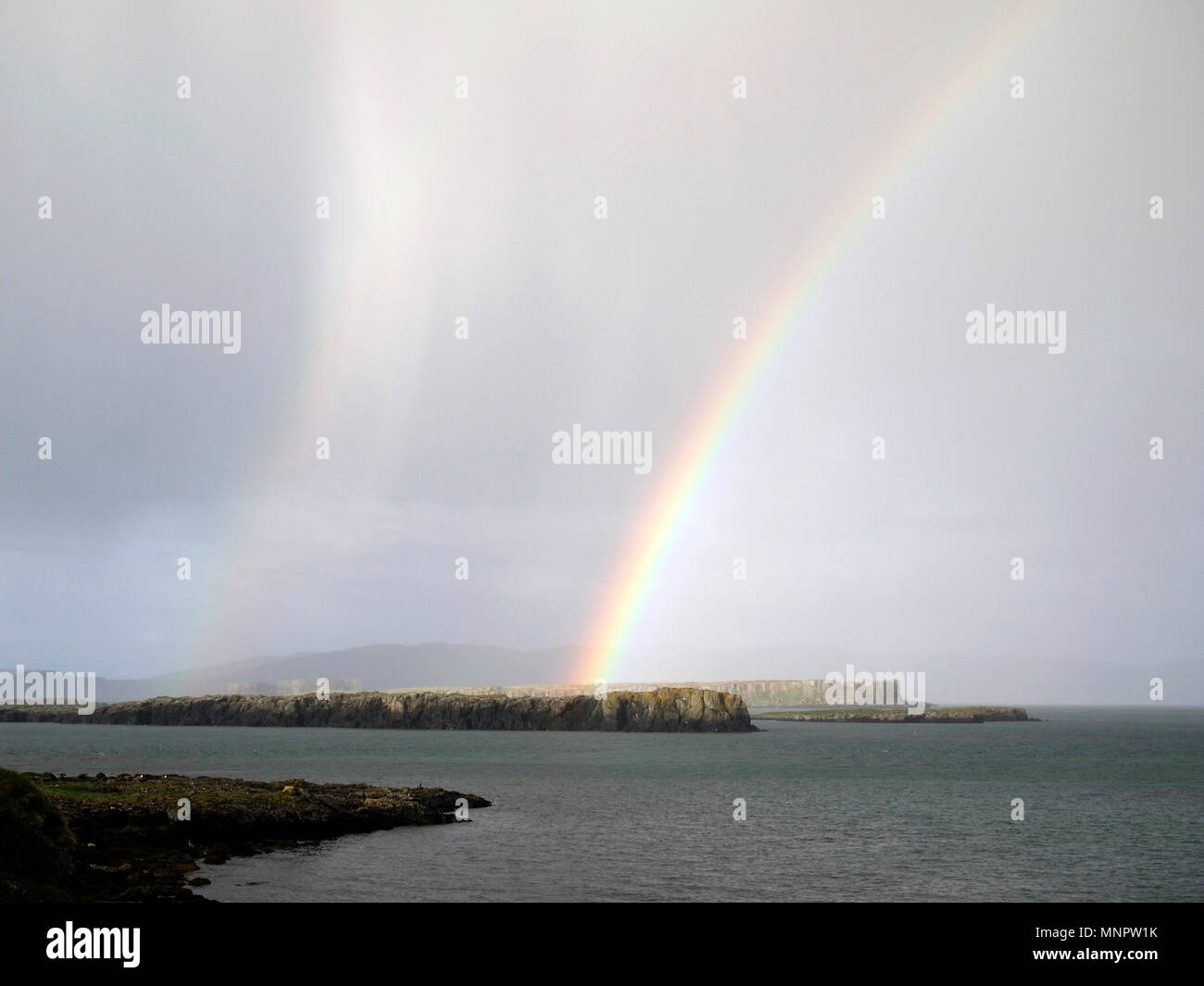 Rainbow su Fladda, Treshnish isles, Scozia Foto Stock