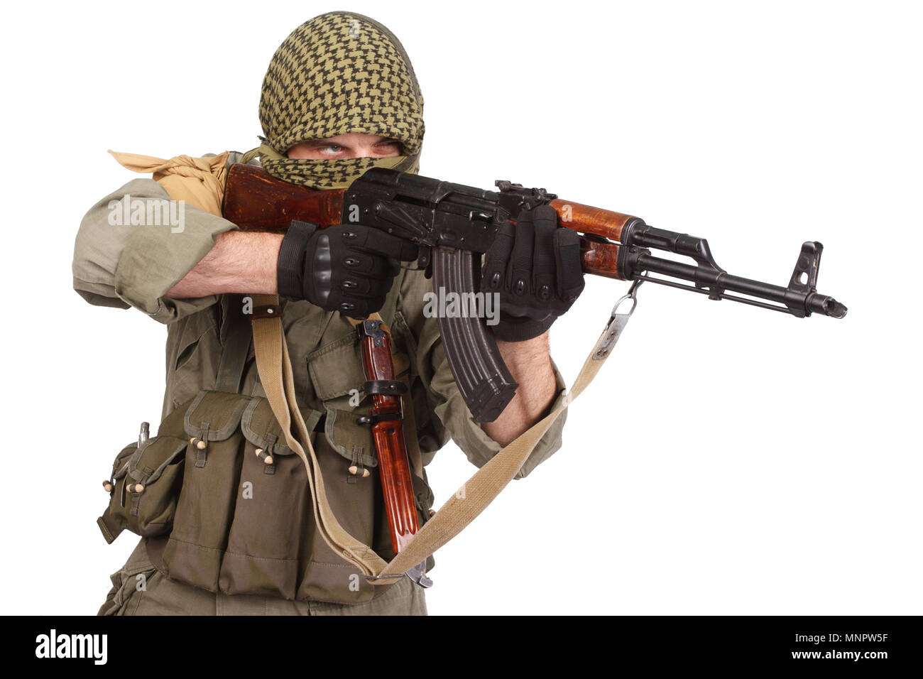 Indossare insorti keffiyeh con ak pistola 47 isolato su bianco Foto Stock
