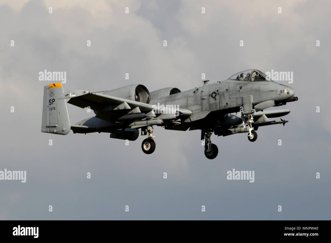 Fairchild A-10C Thunderbolt II dalla 81st Fighter Squadron a Spangdahlem in atterraggio a RAF Lakenheath durante una staccata esercitazione. Foto Stock