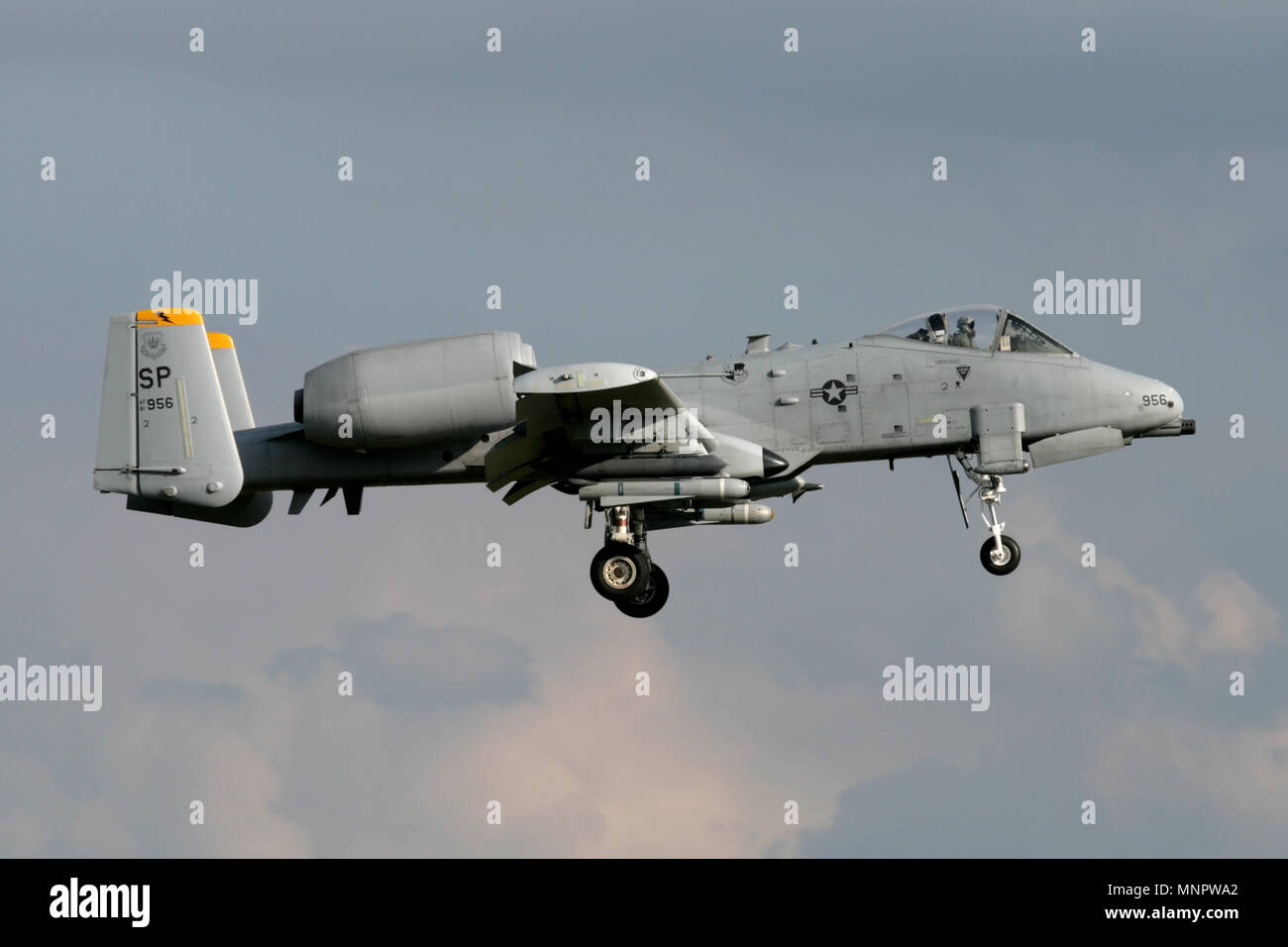 Fairchild A-10C Thunderbolt II dalla 81st Fighter Squadron a Spangdahlem in atterraggio a RAF Lakenheath durante una staccata esercitazione. Foto Stock