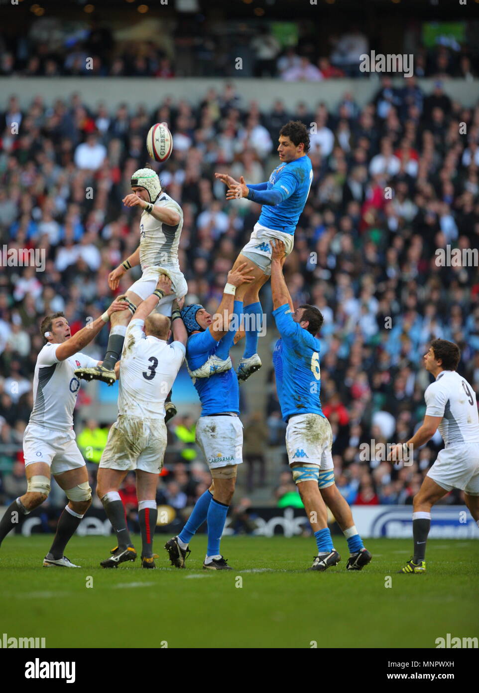 Dan Cole e Simon Shaw sollevare Tom Palmer nella linea fuori durante l'Inghilterra vs. Italia RBS 6 Nazioni Campionato Internazionale di Rugby 2011, giocato a Twickenham Stadium di Londra, Inghilterra, Regno Unito Foto Stock