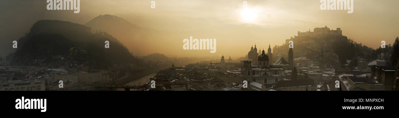 Salisburgo, che domina la città in una atmosfera di nebbia Foto Stock