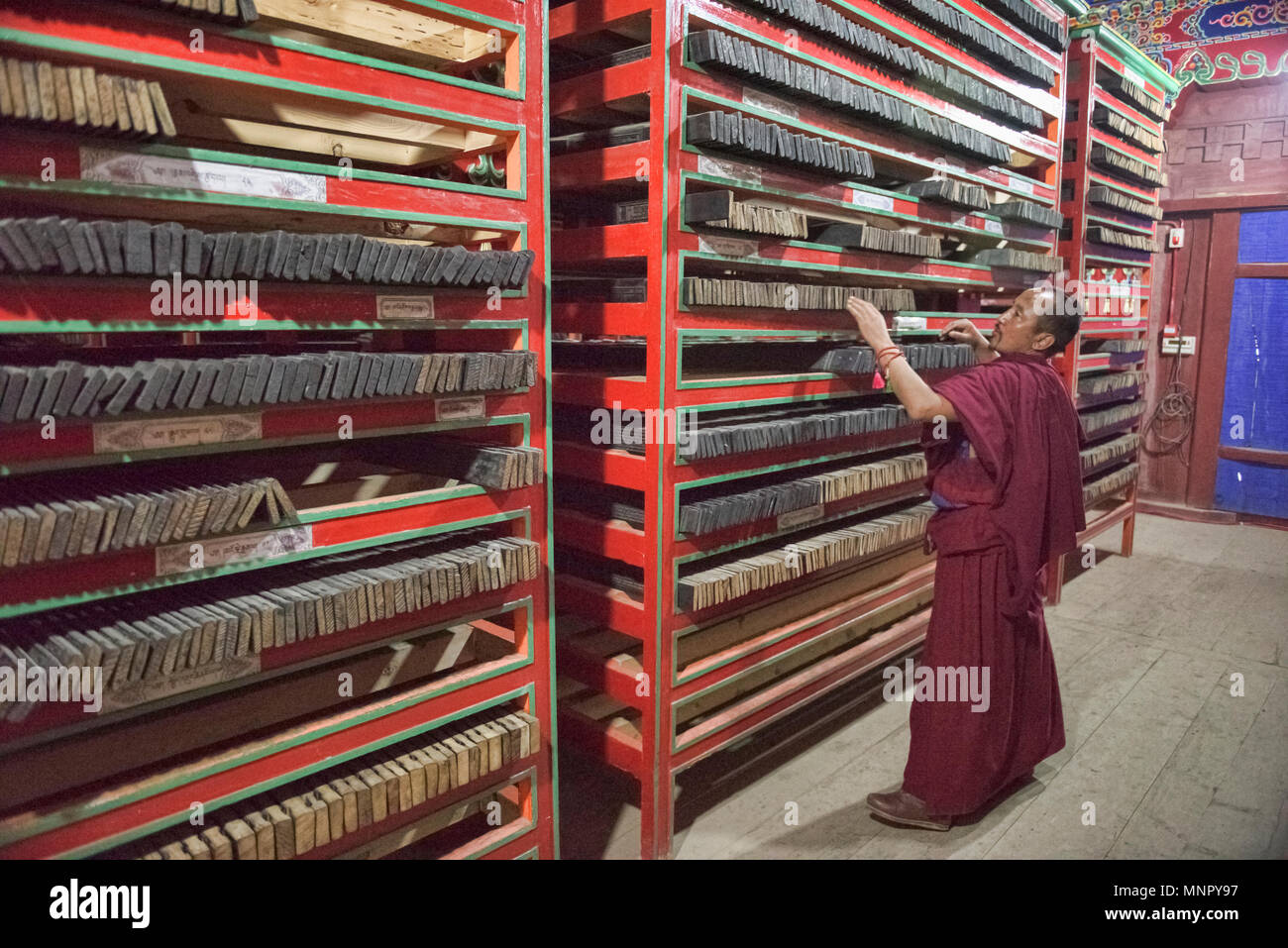 Righe artigianale di woodblock sacre scritture buddista stampe archiviato all'interno della sacra Scrittura Bakong Stampa Monastero a Dege, Sichuan, in Cina Foto Stock