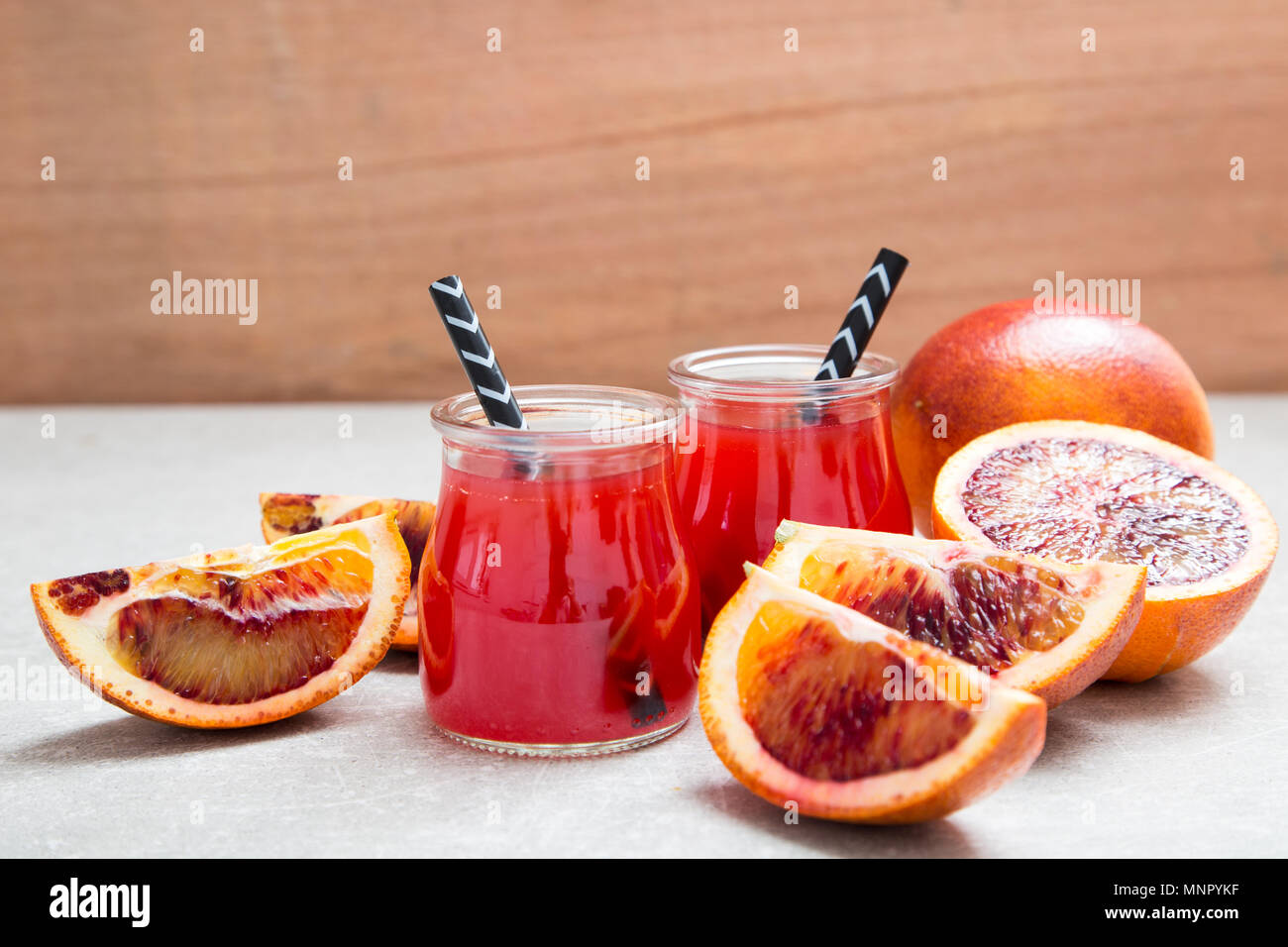 Il sangue di succo d'arancia rossa succo di arancia con fetta di arancia. Bibita salutare. Foto Stock
