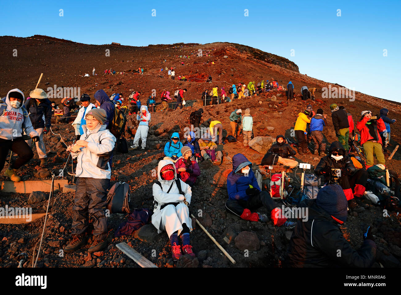 Escursionista sul sentiero Yoshida, salita al Monte Fuji, isola di Honshu, Giappone Foto Stock